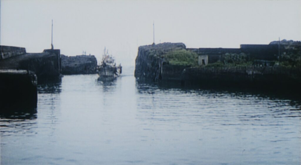 《鄉愁對話錄》觀察到龜山島居民被迫遷村的鬱悶，及變相觀光化的隱憂。