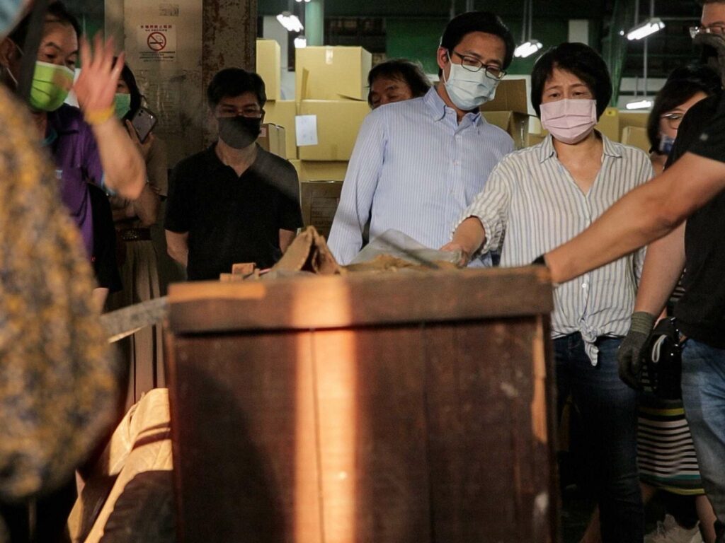 右一為教授林曼麗，為資深台灣藝術教育學者，以及北師美術館創辦人。（圖／黃邦銓、林君昵）