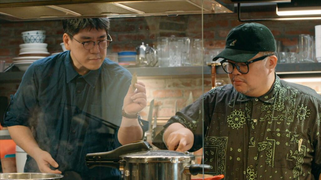 在《也好吃》中，馬世芳（圖左）邀來迪拉（圖右）、柯智豪、曾寶儀、洪愛珠等多位朋友陪吃。（圖 / 《也好吃》提供）