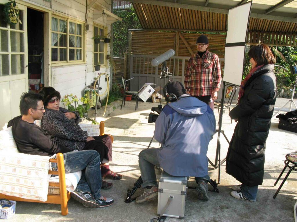 2009 年，導演盧元奇與監製沈可尚到達邦部落訪談高菊花。（圖 / 野火樂集提供）