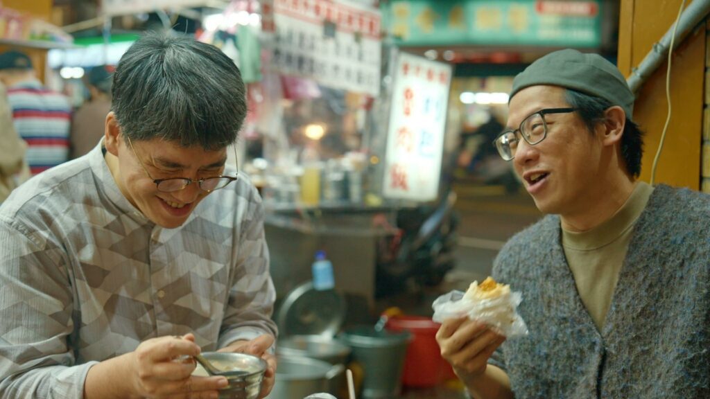 馬世芳與好友柯智豪約逛夜市多年，終於藉拍攝機會成行。（圖 / 《也好吃》提供）