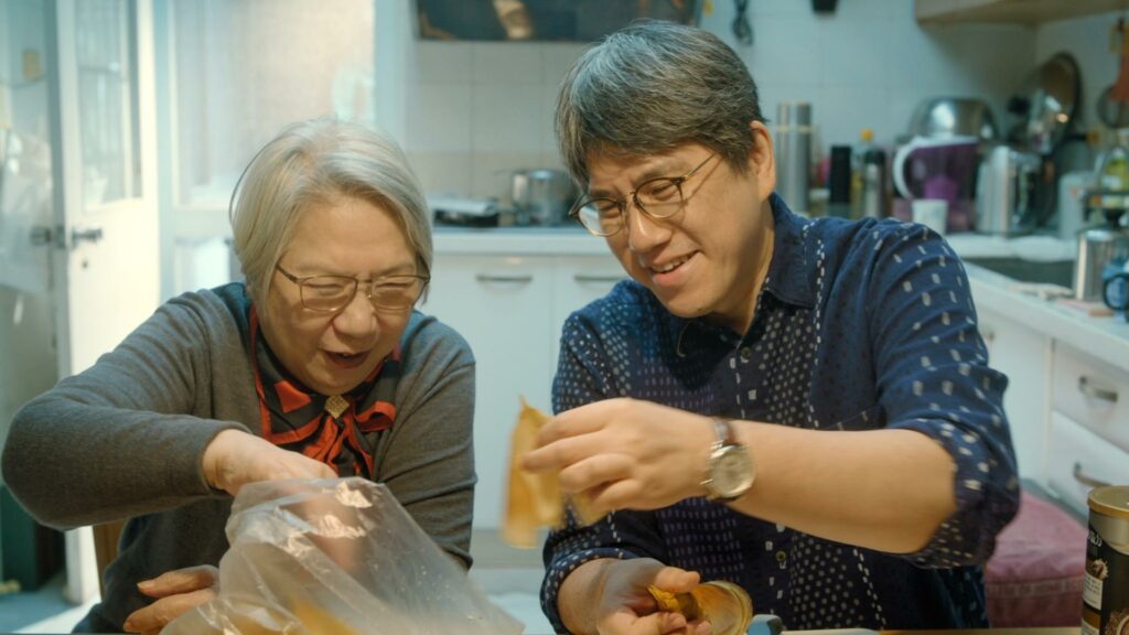 馬世芳與母親一起下廚，做家傳的「百頁包肉」。（圖 / 《也好吃》提供）