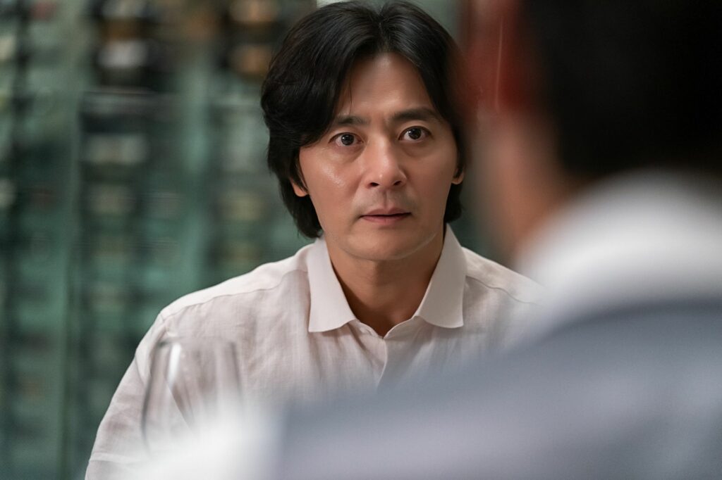 不同於原著《命運晚餐》，《非普通家族》透過哥哥與弟弟的身份與觀念做對比。