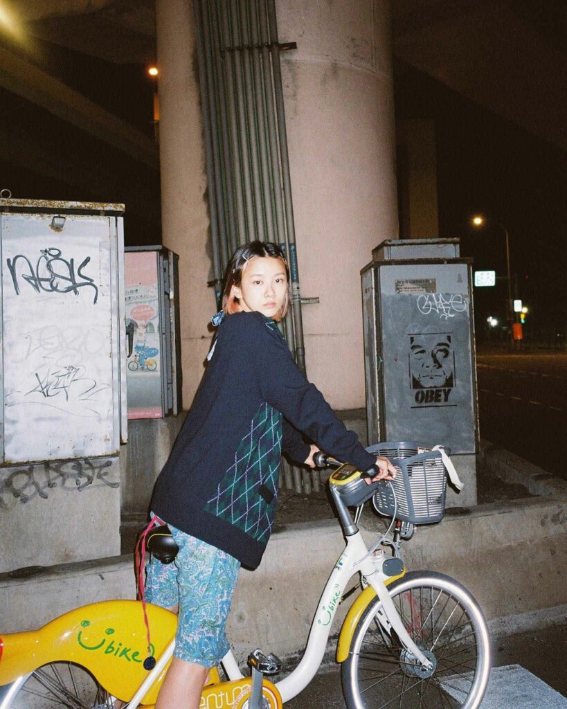 她說自己經常騎著YouBike到處跑，便宜又方便。