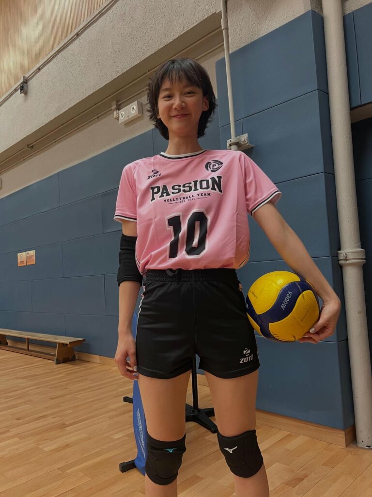 工作之餘袁澧林還加入香港本地排球隊PASSION。她曾為了成為正選，在繁忙的行程中每週擠出兩三天練球，如此持續了兩年之久。