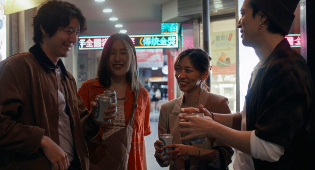 侯彥西(右起)、陳妤、毛祁芸、郭子豪，於片中演繹偶然的重逢，藉由深夜酒精路跑，展開對往事的追憶。（圖片／光年映畫提供）