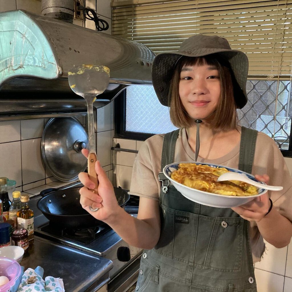 《莎莉》幕後照。湯詠絮透露，自己現在日常生活也熱衷於下廚。