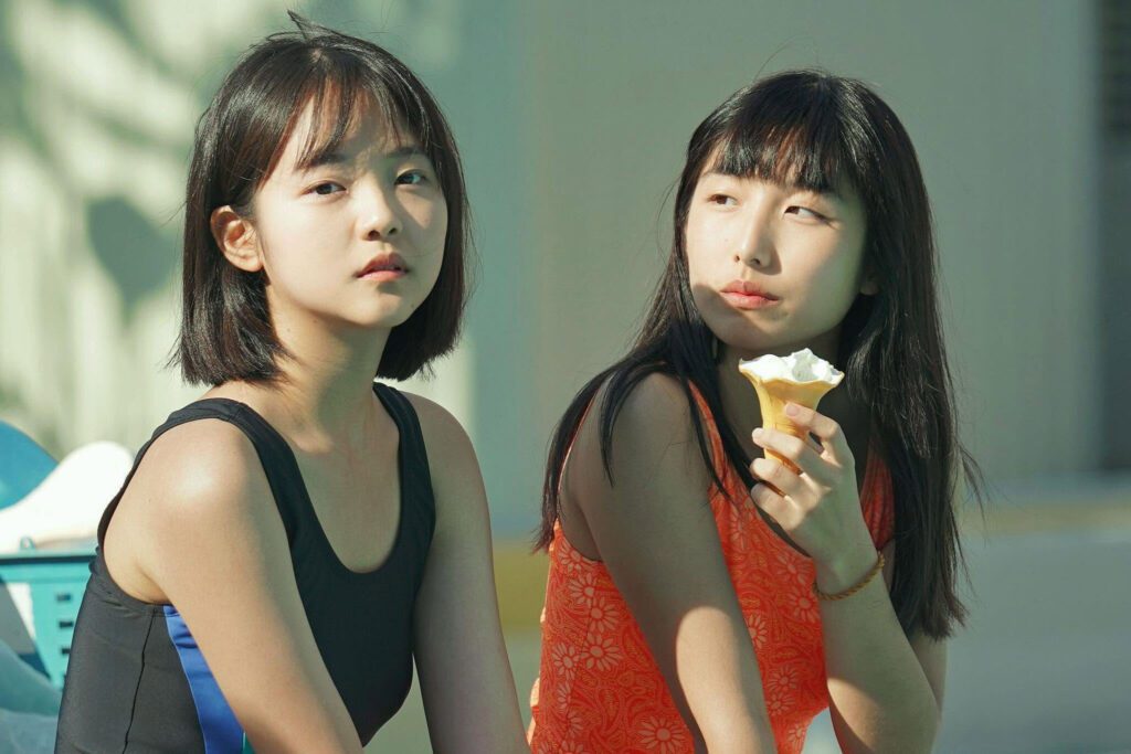 任敏嫻第一部主演的影像作品,飾演暗戀女同學(林廷憶 飾)的何宇軒。(圖/《雨水直接打進眼睛》(2020))