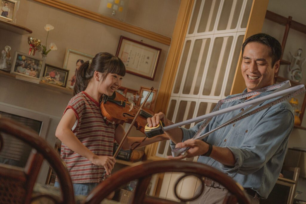 鐘淳君是林呈恩首次演出，有完整劇情的角色，由莊凱勛飾演她的父親鐘成財。（圖／《都市開基祖》）