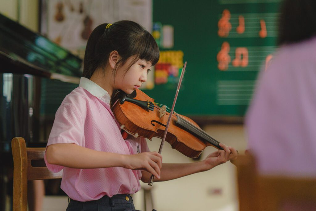 林呈恩在劇中的小提琴演出，都是現場收音。（圖／《都市開基祖》）