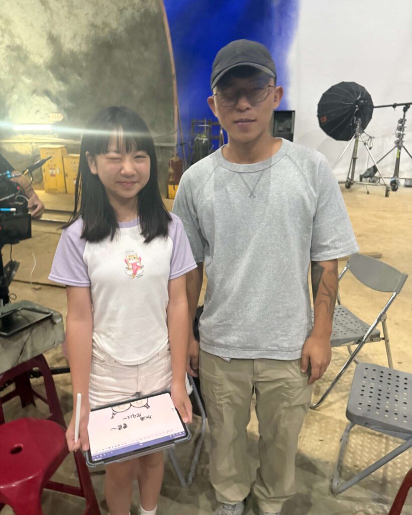 林呈恩在戲外遭受同儕排擠時，導演朱平（右）鼓勵她長出「以一己之力，排擠眾人」的能力。（圖／林呈恩FB）